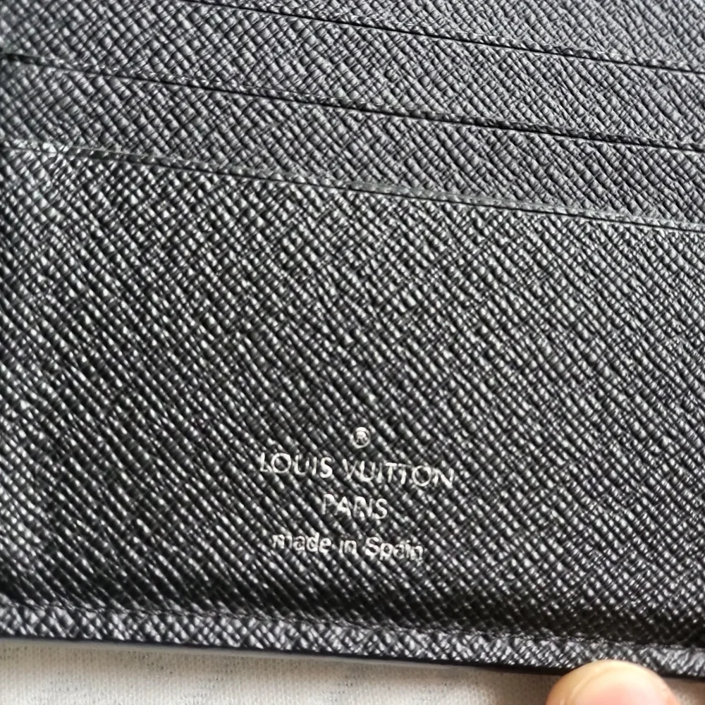 Louis Vuitton Epi Leather Bifold Wallet.. Authentic!!